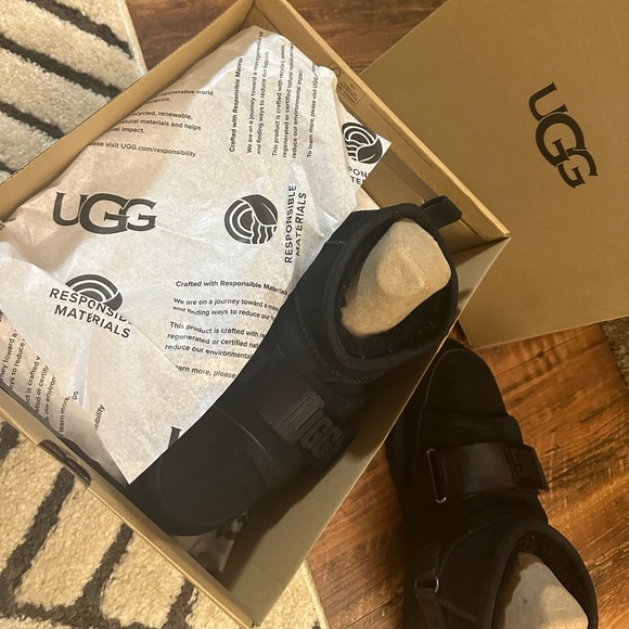 UGG | Classic Ultra Mini Hybrid Boot in Black, size 8 - Picture 2 of 7